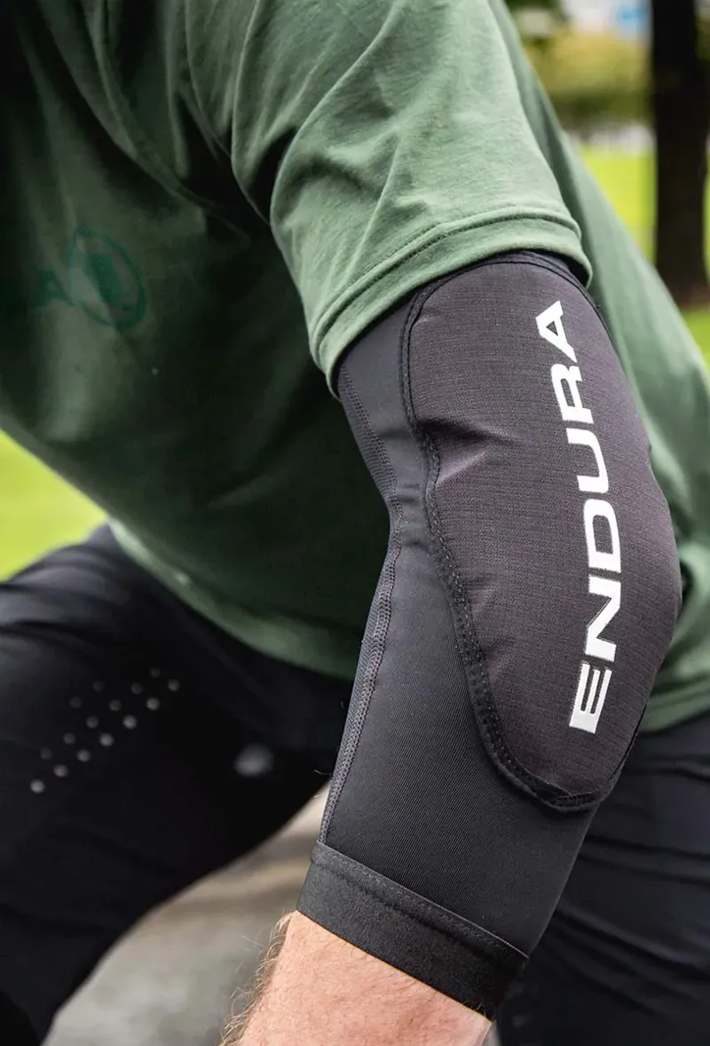 Endura SingleTrack Lite Elbow Protector II in Black-2